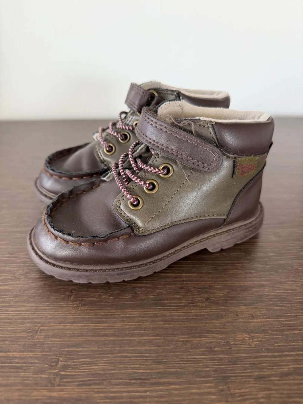 EUC. Size 7 Osh Kosh Toddler Shoes